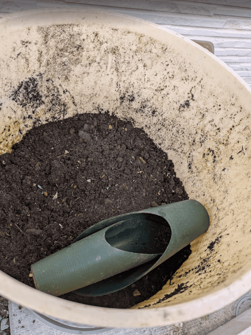 再生土をストックする蓋つきバケツ